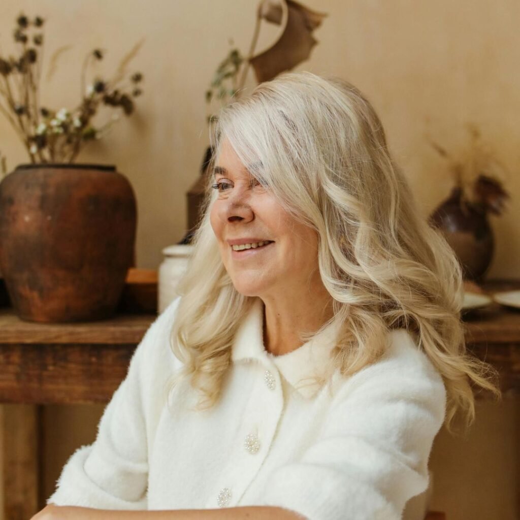 Woman engaged in a warm conversation, representing the in-depth initial assessment at the heart of the integrative therapy process