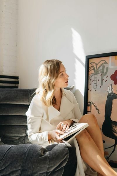 Woman in focused work, illustrating a Clarity entrepreneur coaching session